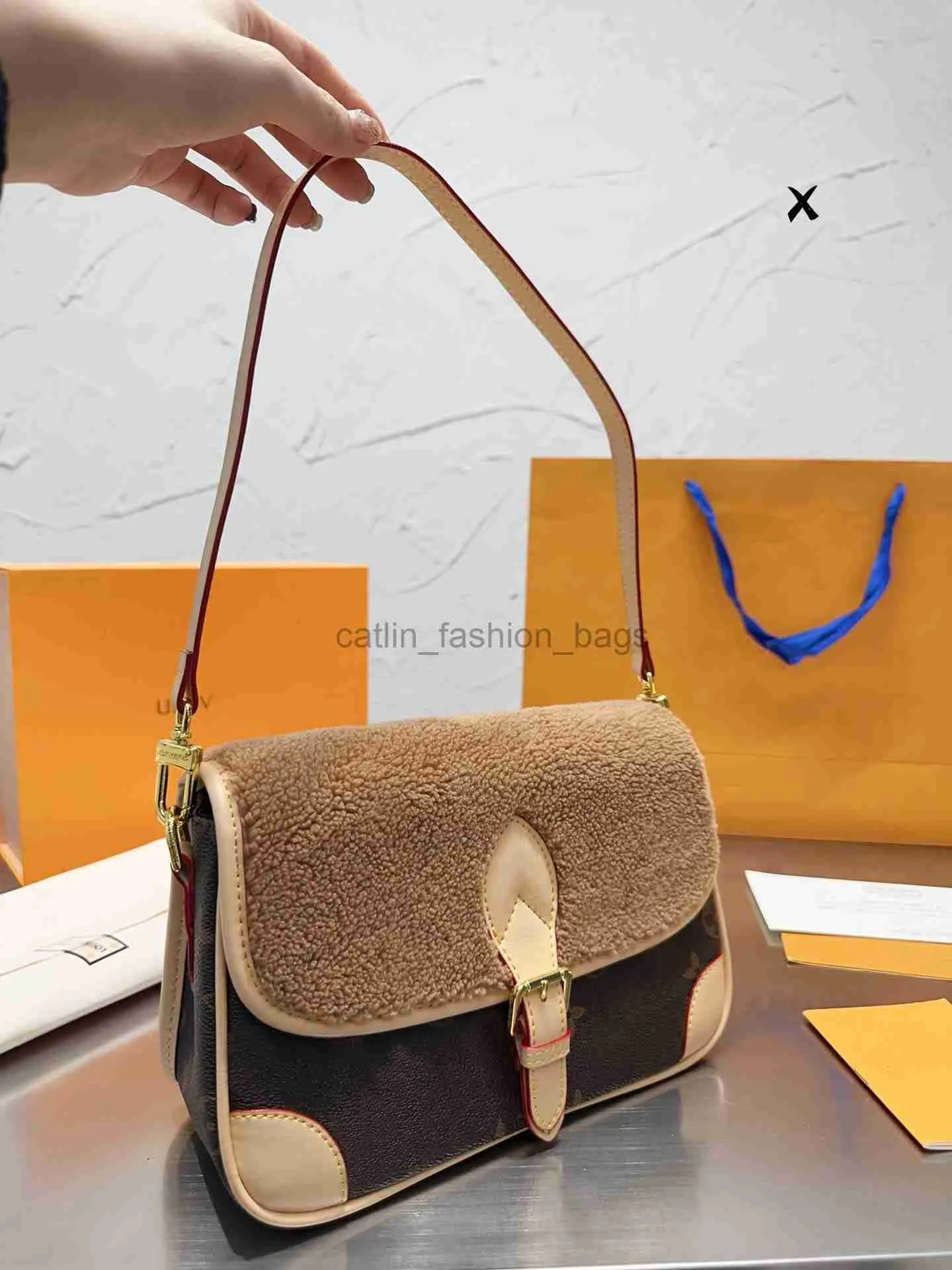 Umhängetaschen Bieten Sie Frauen unterhaltsame Techniken oder Behandlungen mit Umhängetaschen, Clubtaschen und Taschen, Reisetaschen und Geschenkencatlin_fashion_bags