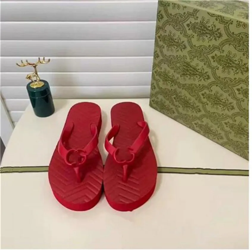 QQ Kvinnor V-formade flip flops tofflor Sandal Fashion Rubber Platform Beach Sandaler Top Designer Ladies Cool Striped Slides Shoes Storlek 35-42