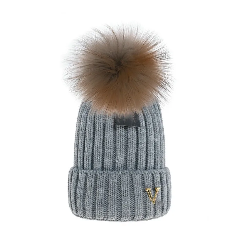 Masowa czapka czapka męska designer kubełko czapki nowe mody kobiety kobiety ciepłe zimowe czapkę duże sztuczne futra bobble hat na zewnątrz v0