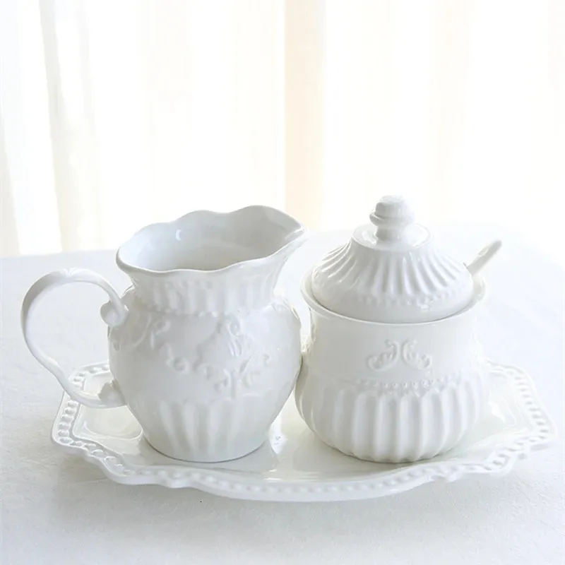 Brocche per il latte Retro barocco Famiglia reale britannica Arte rococò Rilievo Bone China Coffeeware Zuccheriera Barattolo Creamer Brocca Strumenti per caffè 231214