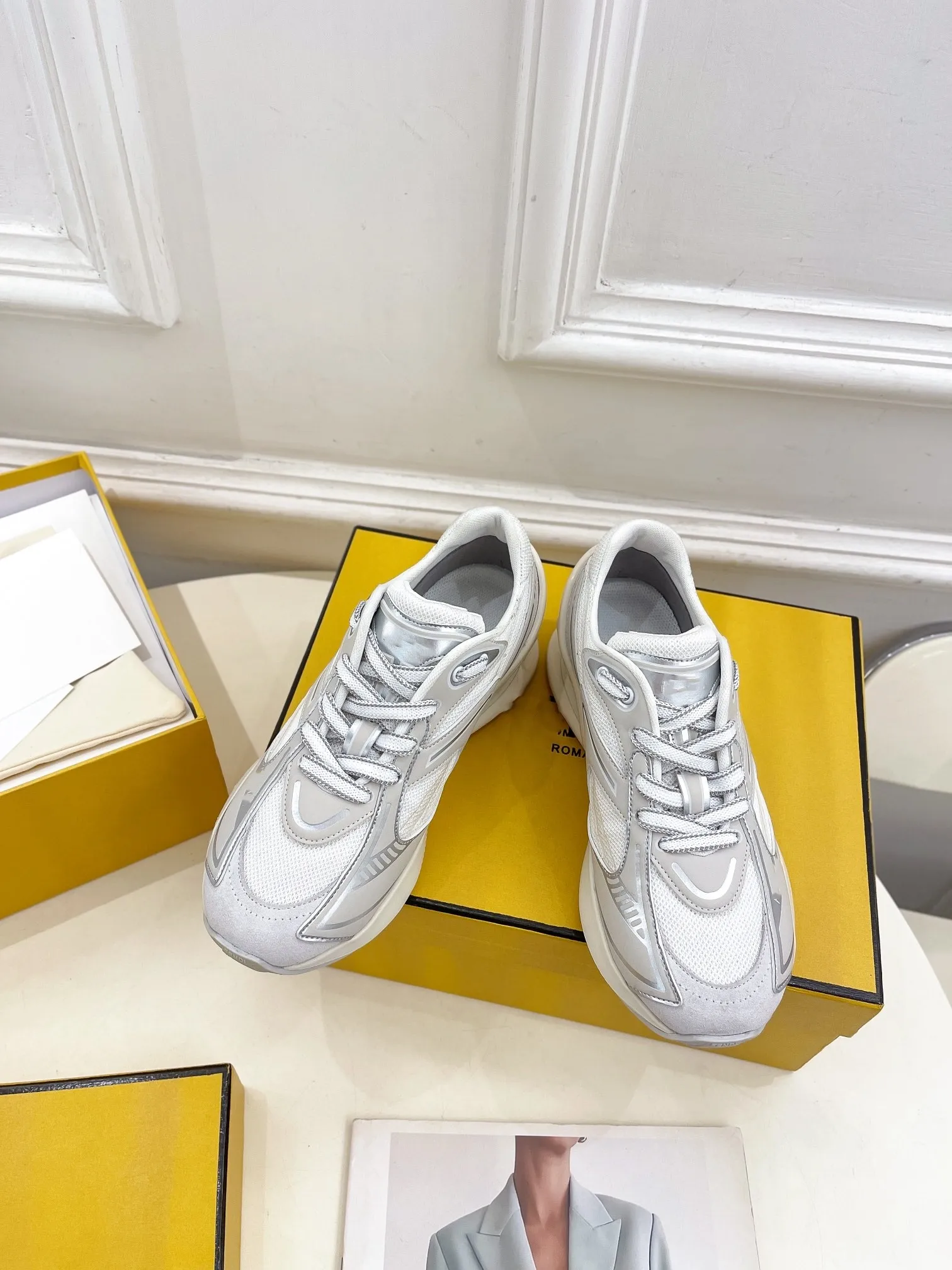 2024 Luksusowy projekt damski butów damskie pierwsze 1 buty sportowe buty zwykłe serie seria technologiczna tkanina