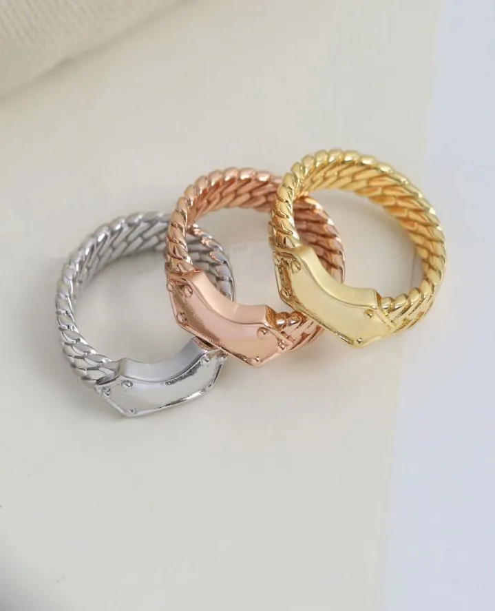 Bague de Style européen et américain pour femmes, en acier titane gravé, initiales en V, fleur nanogramme serpent, taille US6US94416664