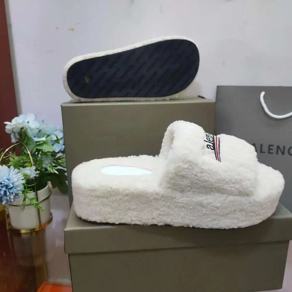 Designerskie buty Paris Sandals Luksusowe kapcie Furry platforma Pluszowe kapcie haftowe b słowo para pluszowe kapcie furry zjeżdżalnia zamszowe kapcie y30yl