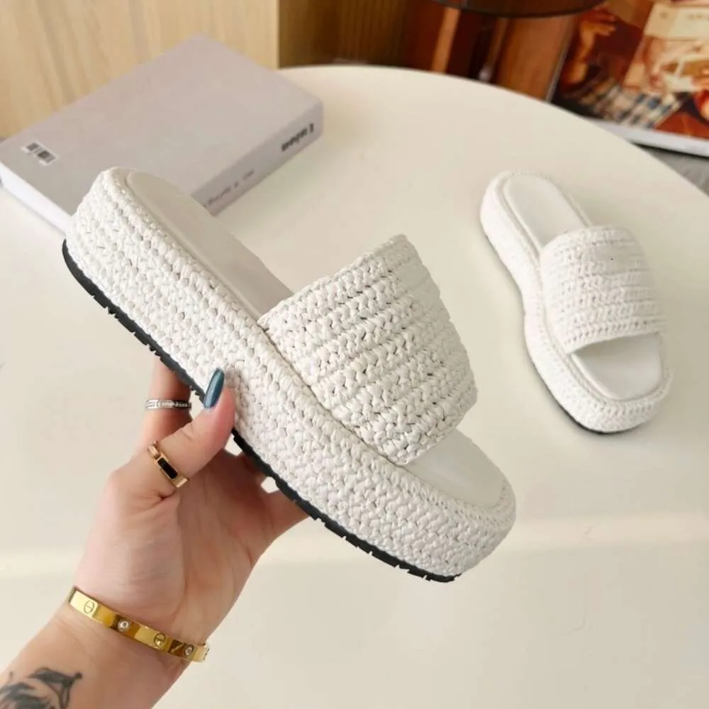 Casual Beach Slippers Designer Tygskor Kvinnors plattform Sandaler Elegant utsökta klänningsskor Bekvämt mode alla enkla solida färger