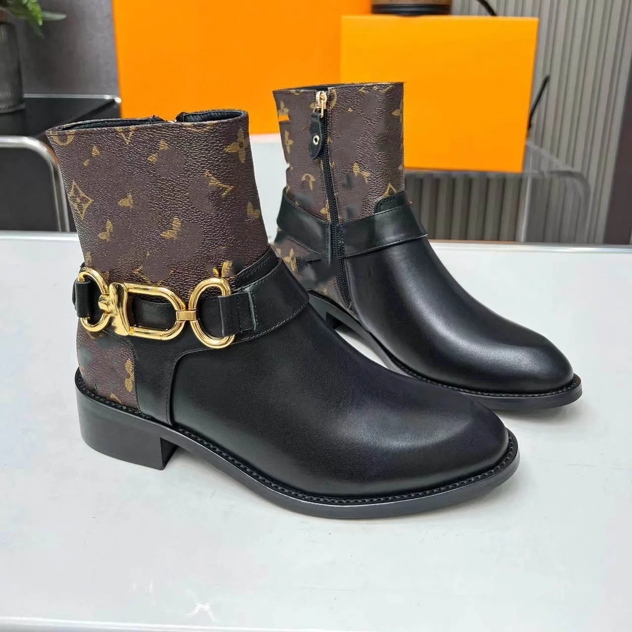 Dames Westside Platte Enkellaars Bodem Hoge Barrel Bootsy Merk Designer Luxe Gedrukte Metalen Gesp Ridderlaarzen Anti Slides Sole Dames Knielaarzen 07