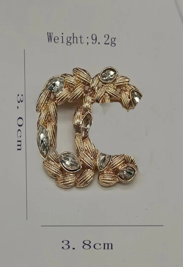 Lyxdesigner Brand Letter Brosches 18K Guldpläterad silverkvinnor Inlay Crystal Rhinestone Charm Suit Pin Gift Jewelry Accessorie4159057