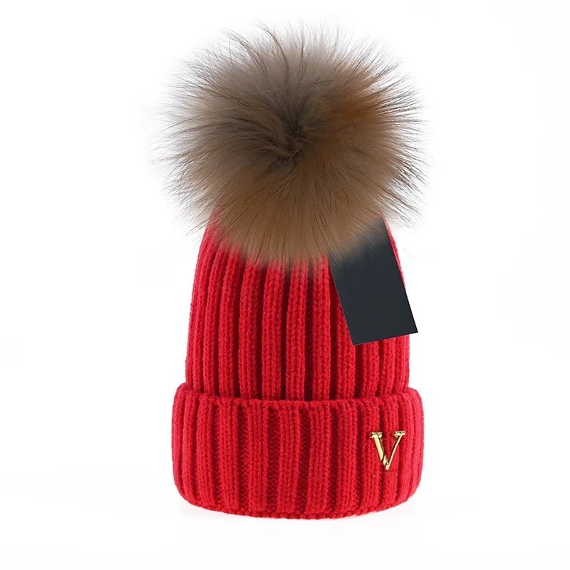 Gorro de moda para hombre, sombreros de cubo de diseñador, nueva moda para mujer, gorro de invierno cálido, gorro grande de piel sintética con pompón para exteriores V06