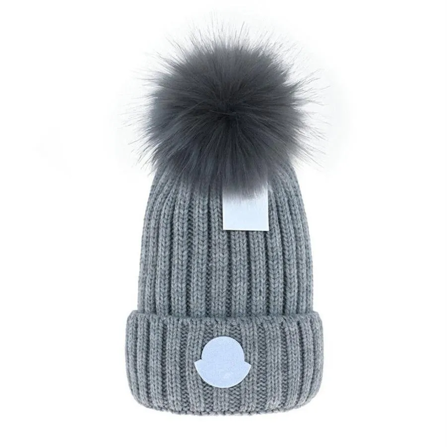 Hommes Bonnet Cap Designer Seau Chapeaux Nouvelle Mode Femmes Dames Chaud Hiver Bonnet Grande Fausse Fourrure Pom Poms Bobble Chapeau En Plein Air M-42861