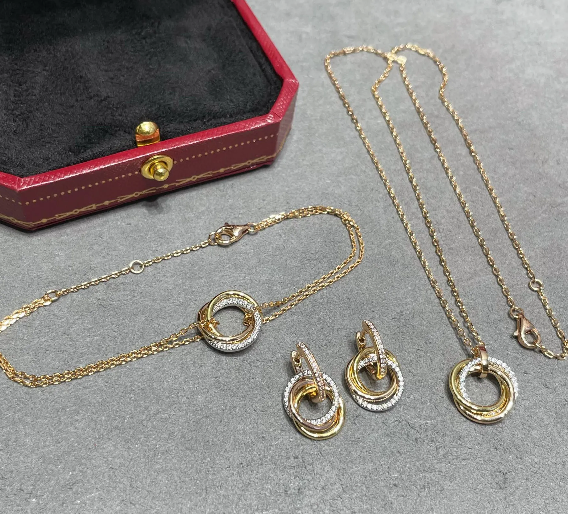 2024 Qualité de luxe V Bracelet à breloques en or et collier pendentif avec diamant en trois couleurs plaquées avec boîte à timbres PS2127