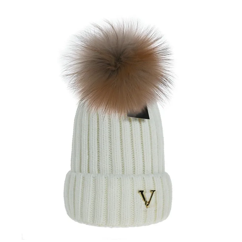 Fashion Beanie Cap Mens Designer Bucket Hats New Fashion Women Warm Winter Beanie Large Faux Fur Bobble Hat Outdoor V05