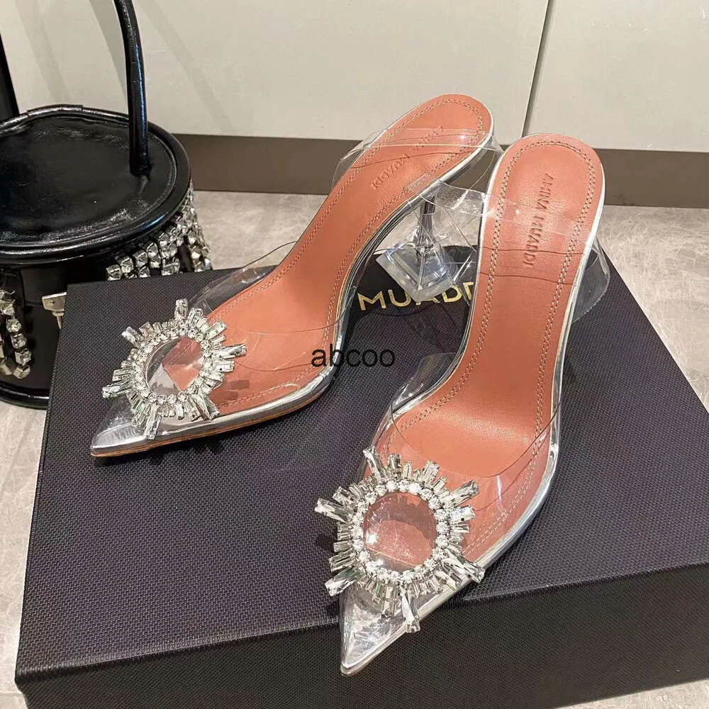 Sandali firmati Amina Muaddi donna Begum Crystal Fibbia decorata Décolleté in PVC Scarpa elegante di lusso Suola in vera pelle di vacchetta perfettamente ripristinata 95mm