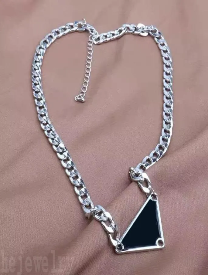 Romantiska män lyxiga silverpläterade halsband designers bokstäver mönster modern emalj triangel kubansk länk kedjor hänge judler1876488