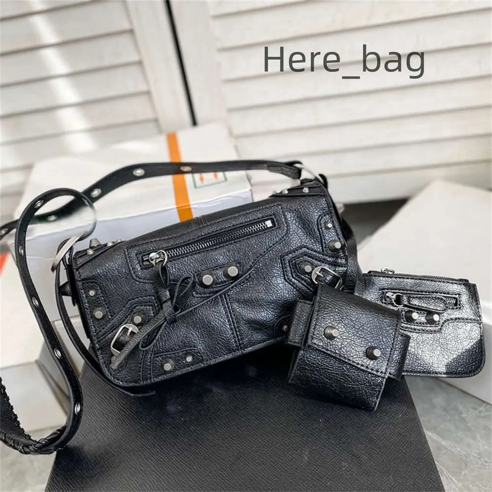 Le Cagole Flap Bag em pele de cordeiro preta Arena envelhecida com hardware prateado Bolsas de ombro Couro trançado ombreira Crossbody Designer de luxo bolsa removível com zíper