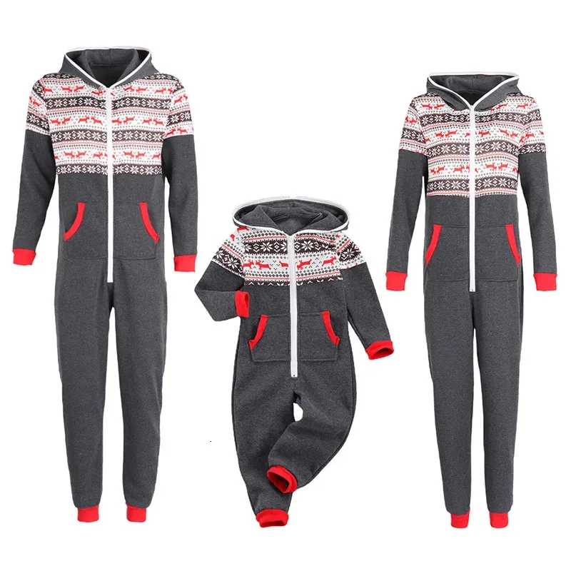 Familjsmatchande kläder Jul Onesis Jumpsuit Sleepwear Family Matching Pyjamas Festival Snowflake Hooded Zip Rompers för pappa mamma barn 231213