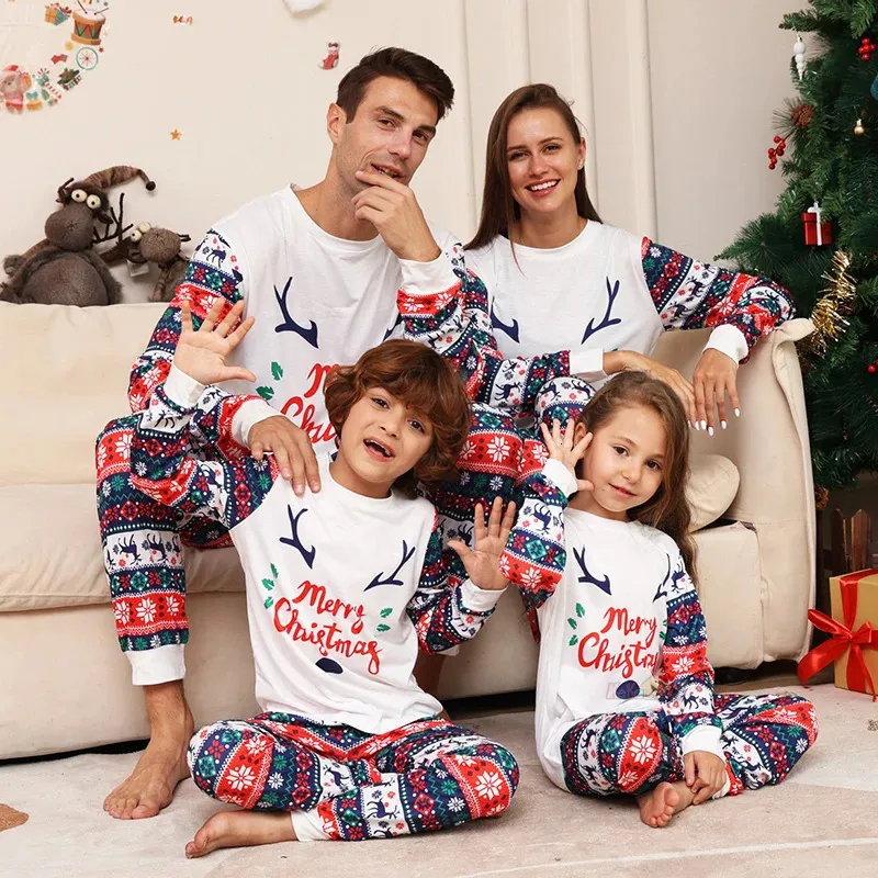 Abiti abbinati in famiglia Natale per adulti per adulti 2023 S Piajamas Set di abbigliamento per bambini Rompeggiatore casual Sleep abbigliamento di Natale Look Pajamas 231213