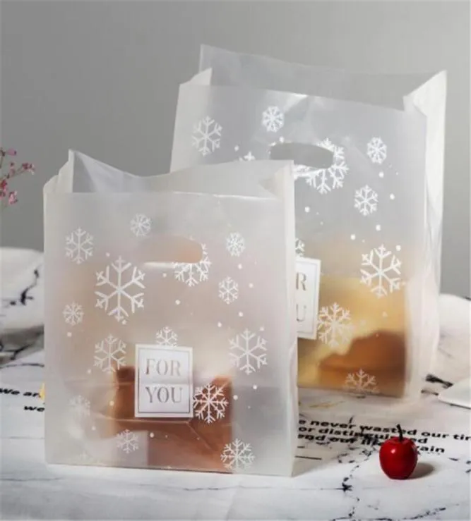 50PcsLot Christmas Gift Bags Plastic Boutique Pouches Shopping Gift Package Bag Supplies Handle Snowflake Present New9723638