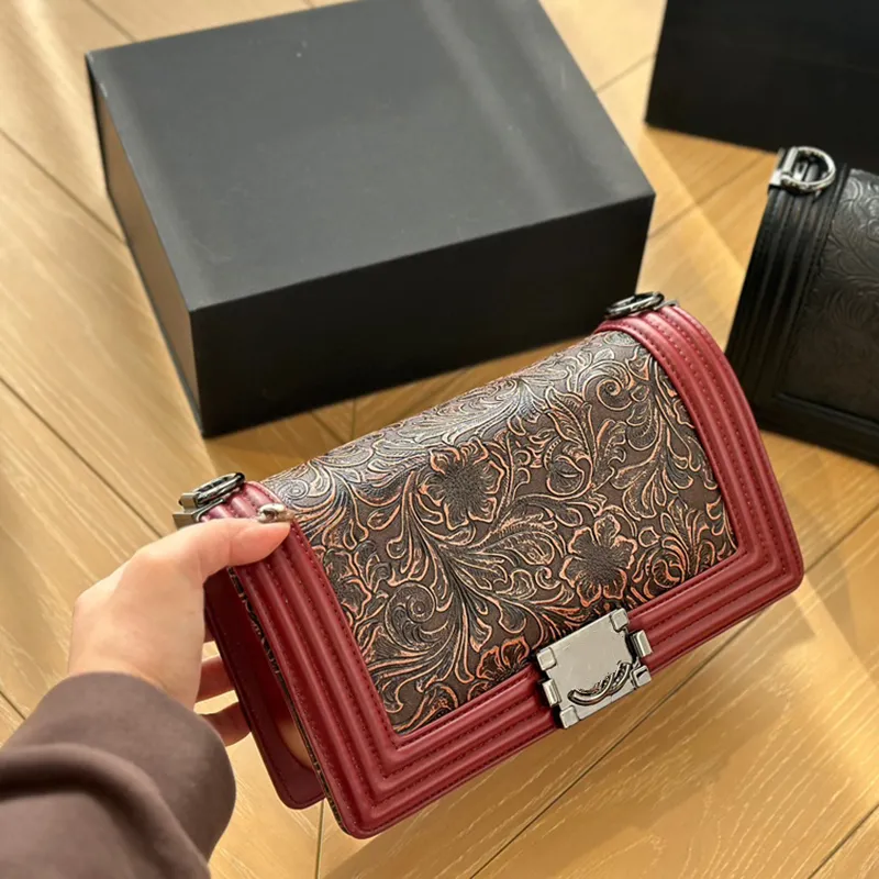 Boy Designer Ladies Shoulder Bag 25cm Cowhide Beautiful Embossed Hardware Metal Buckle Luxury Handbag Matelasse Chain Crossbody Bag Makeup Bags Dress Sacoche