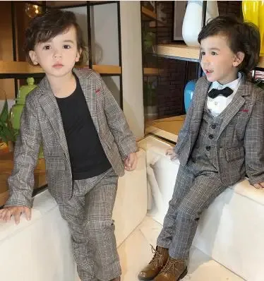 Abiti Moda Formale Neonati maschi Blazer Vestiti Gilet Blazer Pantaloni 3 pezzi Set da sposa Plaid per feste Abbigliamento per bambini Ragazzo Capispalla 231213