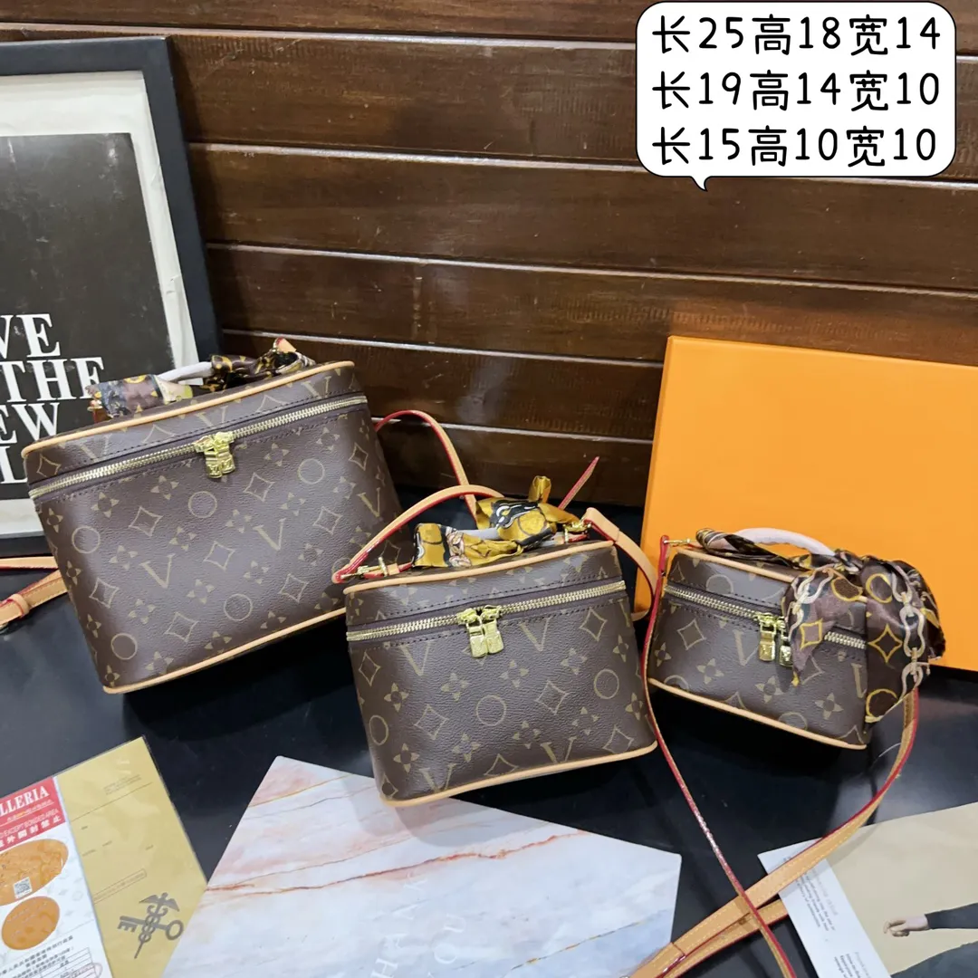 free shipping Lady Cosmetic Bags Fashion Makeup Bag Women Designers Toiletry Travel Pouch Ladies Purses High Quality Handbags M44495