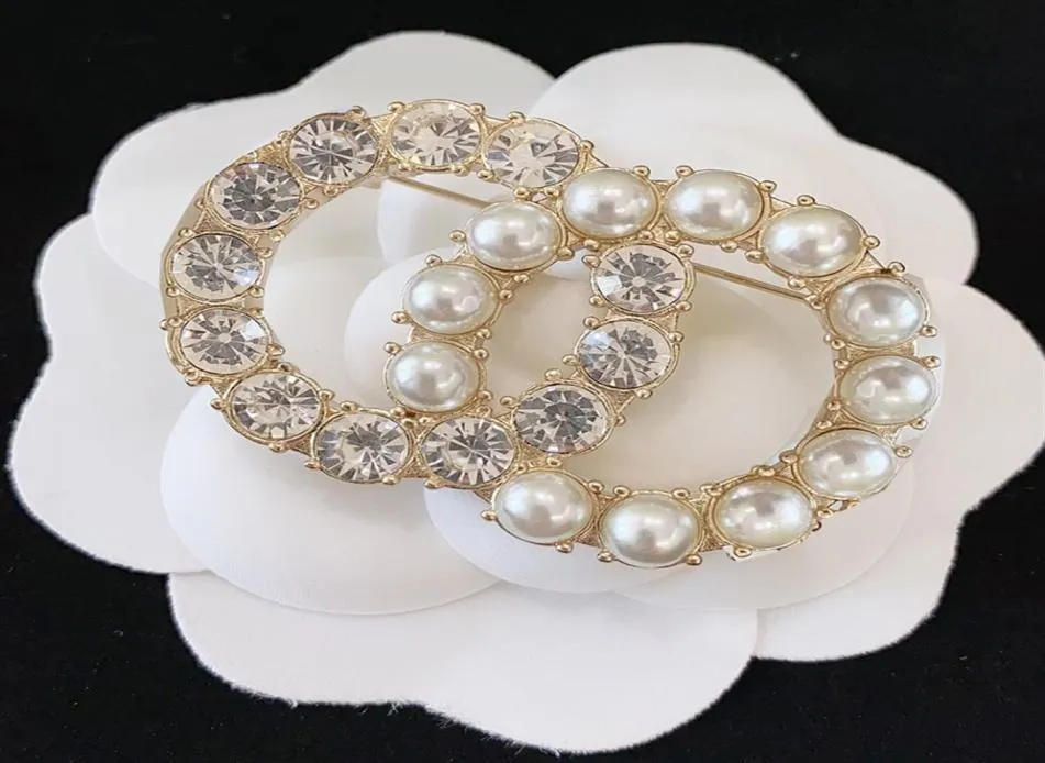 Broches de designer de luxo redondo diamante pérola broche com carimbo de alta qualidade presente de festa superior lc18 lan jóias2183e4613006
