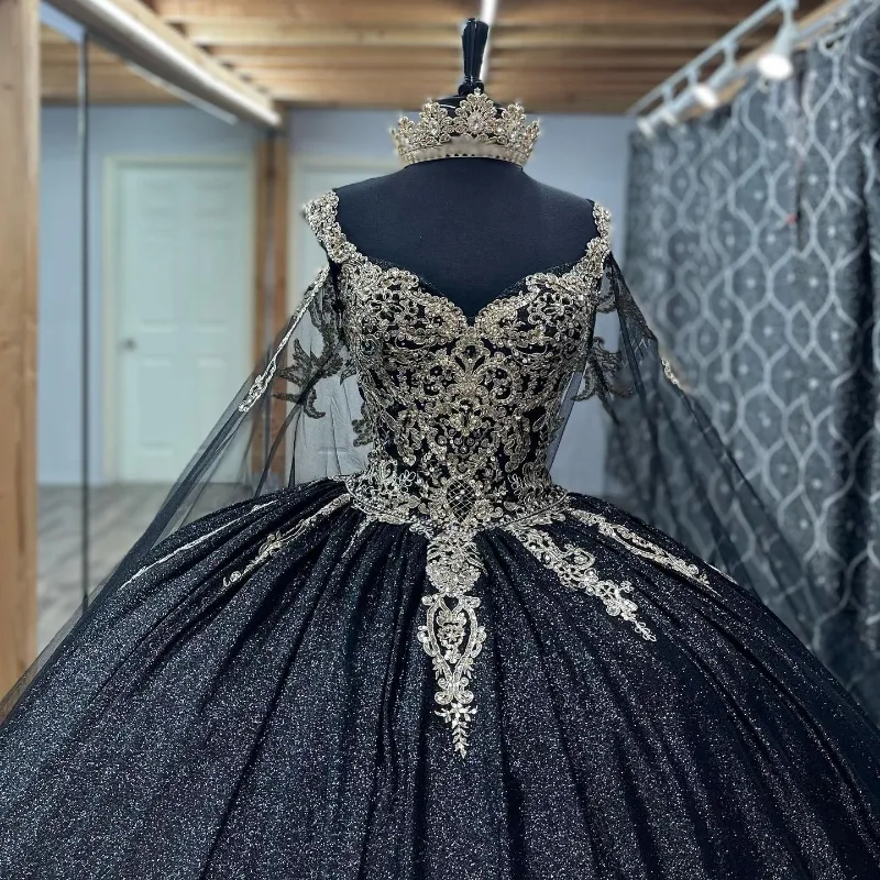 Czarne lśniące sukienki Quinceanera suknia balowa z aplikacji na ramion