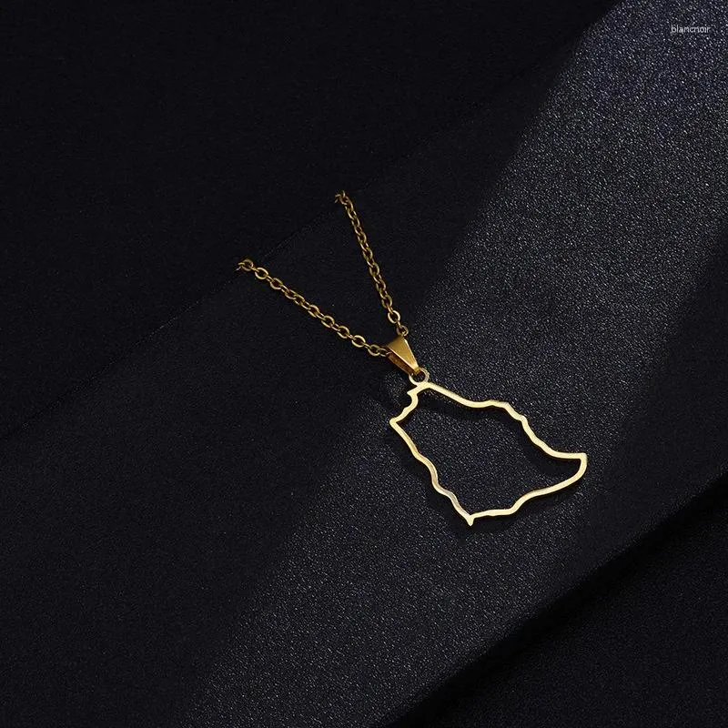 Colliers pendentifs en acier inoxydable européen et américain évidé collier de carte d'Arabie Saoudite