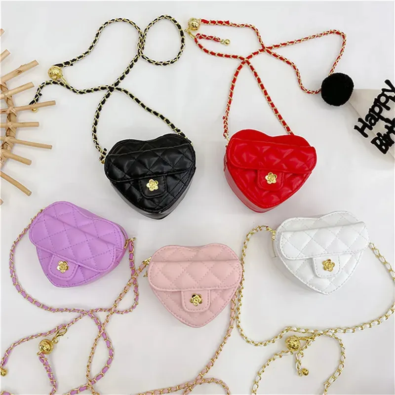 Handväskor Mini Heart Shaped Crossbody Påsar för Teen Girls Handbag Pu Leather Coin Change Purse Toddlers Little 231215