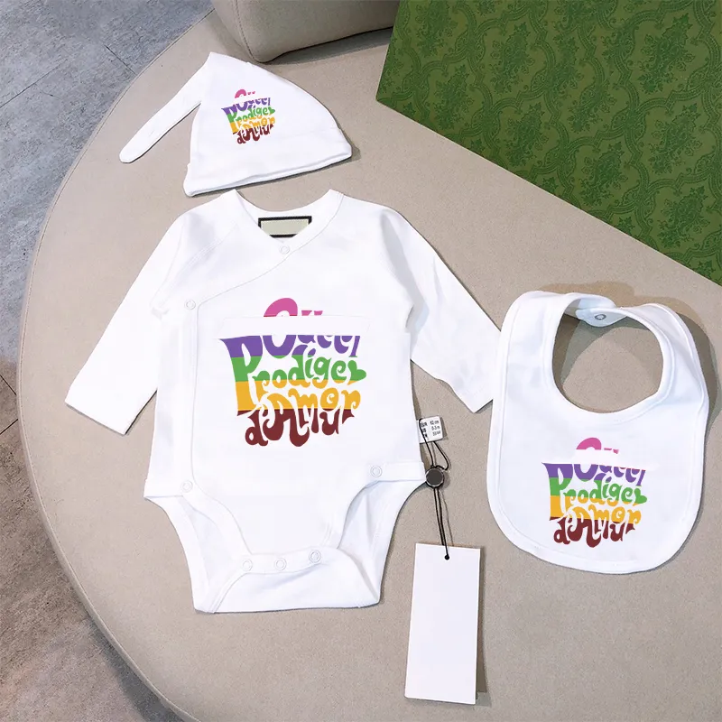 Tasarımcılar Yenidoğan Bodysuit Bebek Rompers Giyim Setleri Üç Parçalı Onesies Cap Baby Bib Pamuklu Romper Bebek Tulumları CHD2312151 SASAKIDS