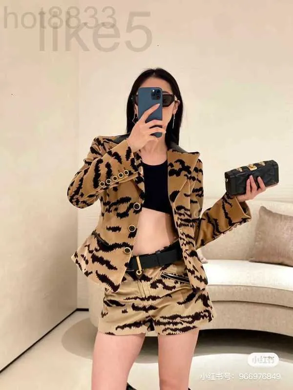 Pantalones de dos piezas para mujer Diseñador Chaqueta de diseñador Mujeres 2023 Conjunto de dos piezas Moda Leopardo Traje sexy Pantalones cortos Ocio Cumpleaños Regalo de Navidad YGZJ CZOP