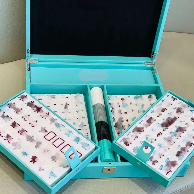 Coffret cadeau de créateur Boîte en cuir avec serrure Coffret cadeau Mahjong 144 tuiles Mahjong Jetons quatre couleurs Dés plaqués et bâtons de notation Ensemble cadeau de festival