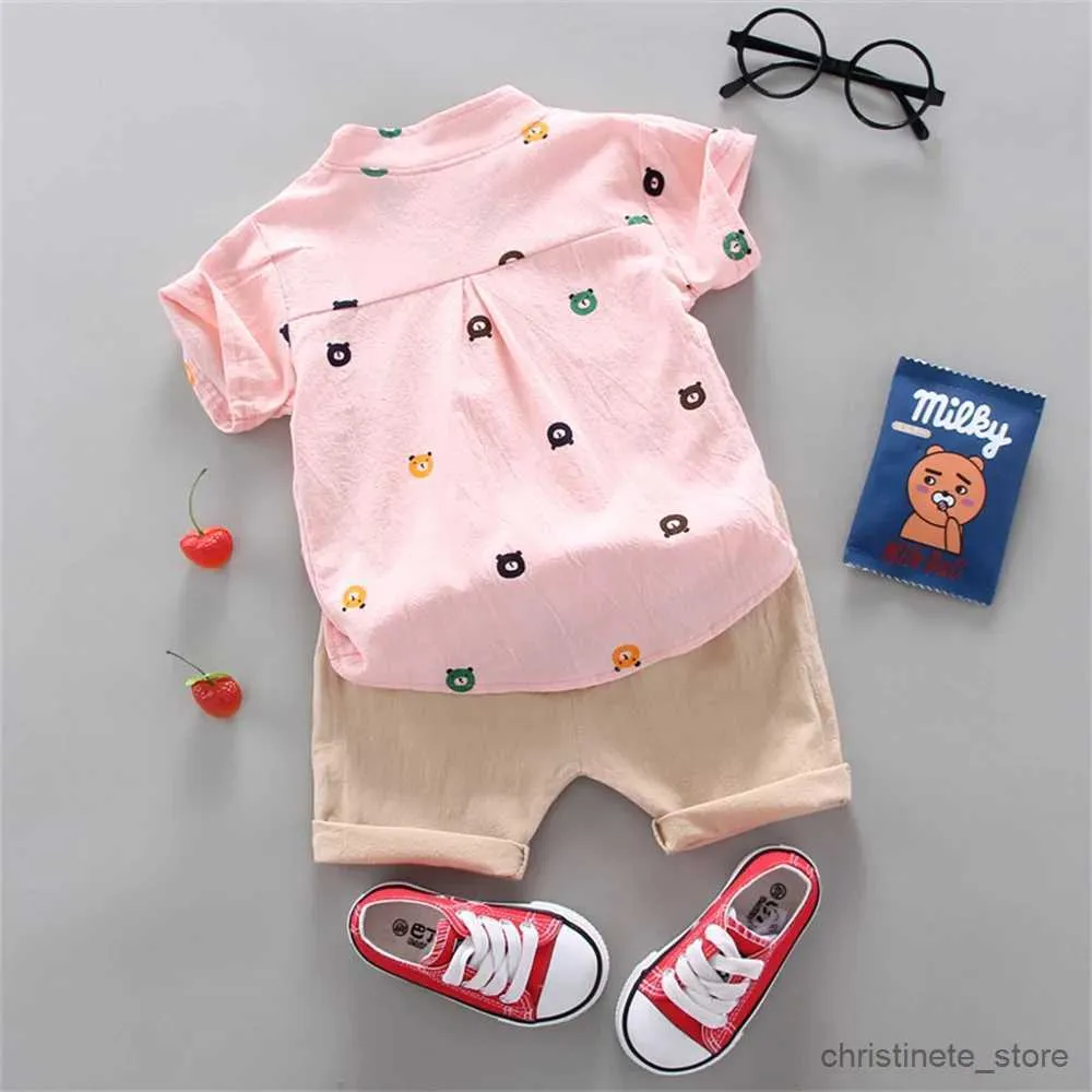 Set di abbigliamento 2 pezzi Neonato e bambino Moda estiva Completo corpo Cartone animato Piccolo petto Modello penetrante Stampa casuale Camicia tascabile Pantaloncini Set R231215