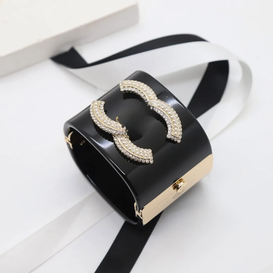 High Wide Version des Atmosphere Premium Sense Pearl Acryl Card Buckle Damenarmband mit kleinem Duft und doppeltem Buchstaben