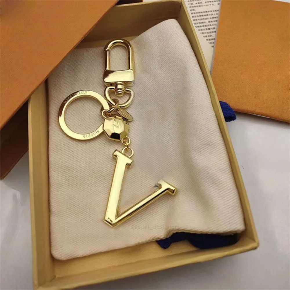 Lettre d'or Porte-clés Desginers Porte-clés Lovers Sac Accessoires Support de voiture pour hommes et femmes Cadeau Ely Purse Louiselies Vittonlies HWAA