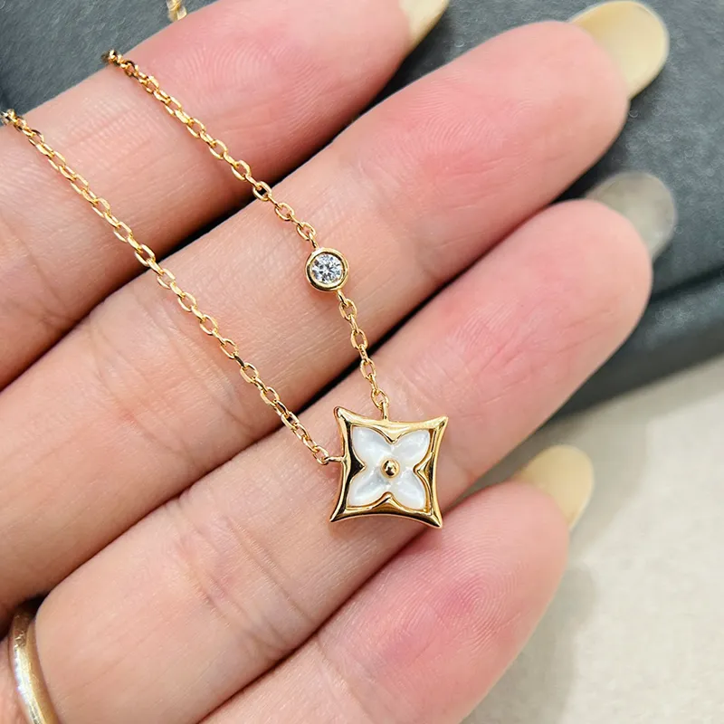 Designer Luxury Classic Rose Gold Necklace French Brand Four Leaf Grass White Fritillaria Frosted Bottom Inlaid Rhinestone Pendant Women Charm Jewelry