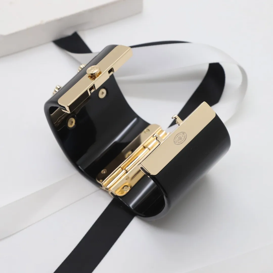 High Wide Version of the Atmosphere Premium Sense Pearl Acrylic Card Buckle Lady`s Small Fragrance Double Letter Bracelet