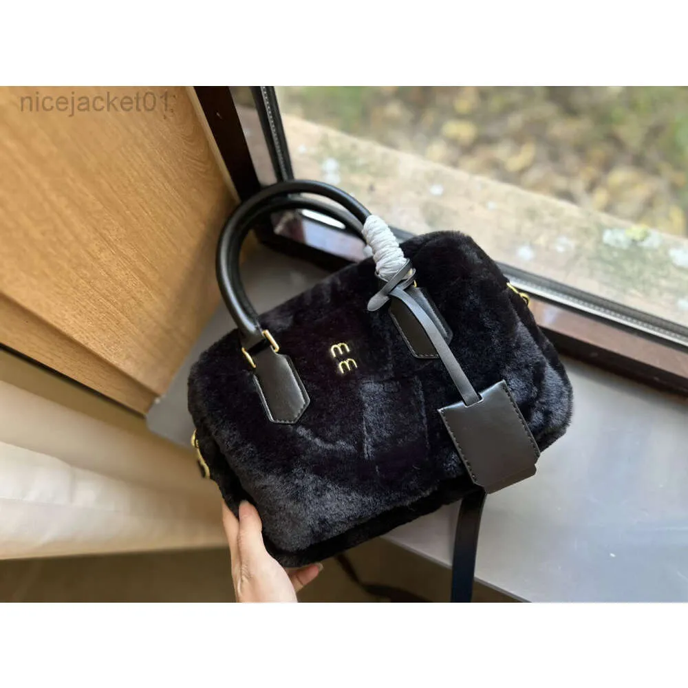 Designer Miui Bag Miui Fashion Women'sbag Plush Shoulder Bag Luxury Designer Miui Rabbit Hair Handbag Högkvalitativ plånbok Dragkropp Crossbody Miumius Bag