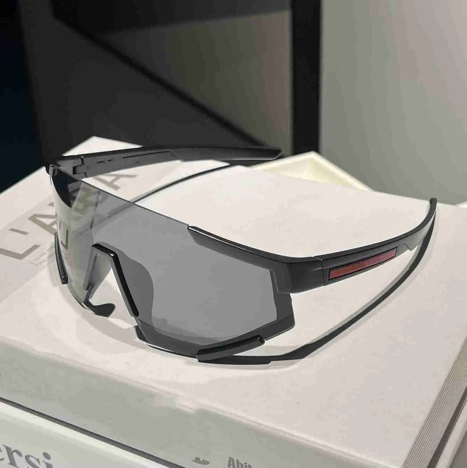 Designer Shield Okulary przeciwsłoneczne Białe daszek czerwony pasek męskie męskie rowerowe okulary mężczyźni mody spolaryzowane okulary przeciwsłoneczne na świeżym powietrzu szklanki biegowe z paczką 4D1YJ