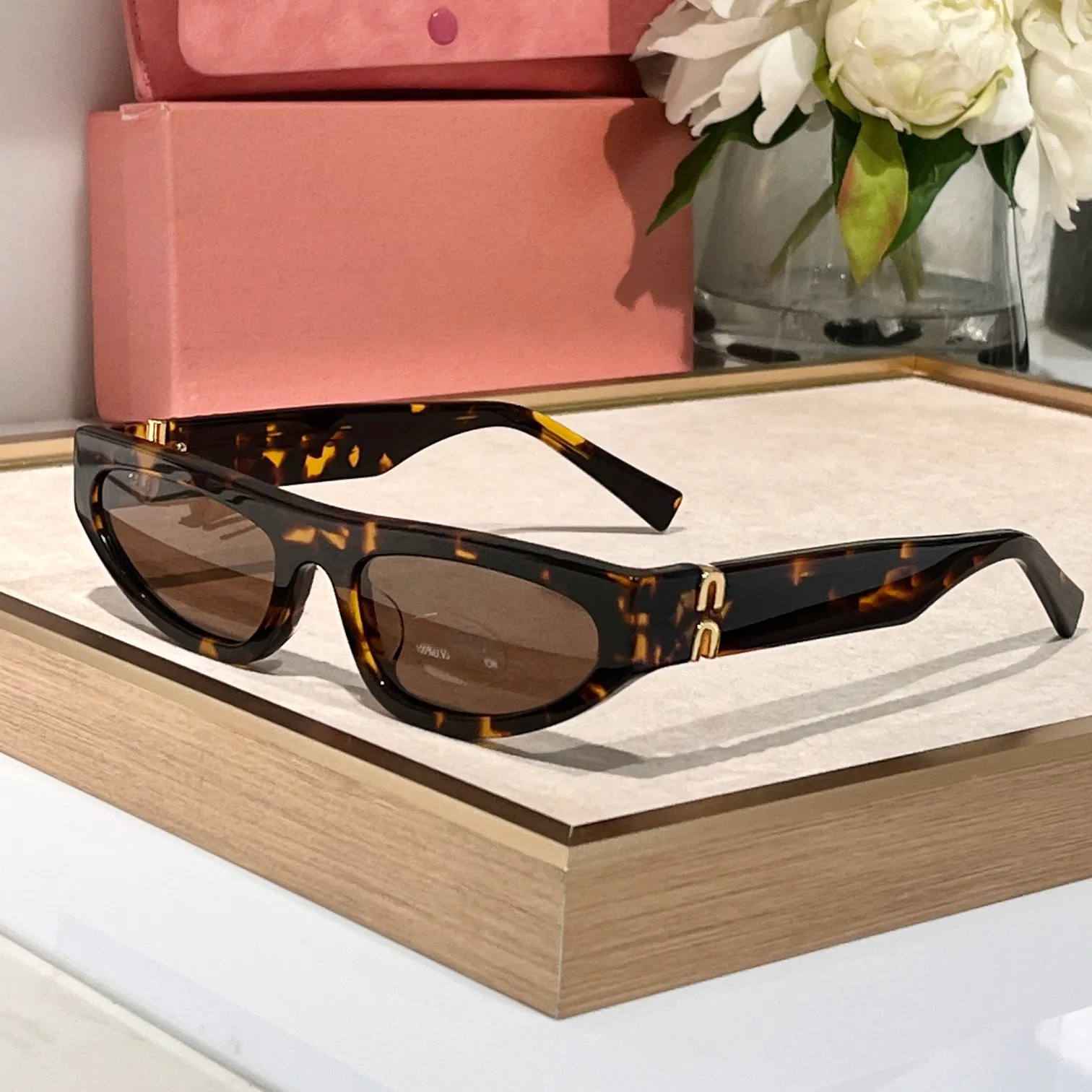 نظارات شمسية للسيدات للمصممين أزياء 07ZS الفاخرة في الهواء الطلق UV400 نظارات واقية مضادة للفرقة الرجعية أسيتات Cateye Oval الإطار الكامل مربع عشوائي