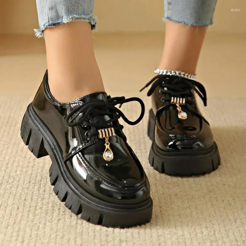 Sapatos de vestido plataforma de corrente de metal lolita mulher gótica 2024 primavera estilo universitário bombas de couro mulheres japão uniforme escolar