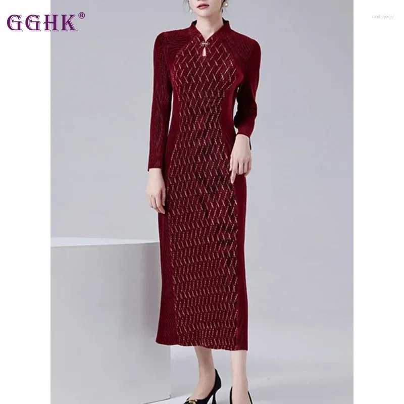 Casual Kleider GGHK Miyake Plissee 2024 Frühling Frauen Elegante Abendkleider V-ausschnitt Langarm Vintage Design Luxus Prom