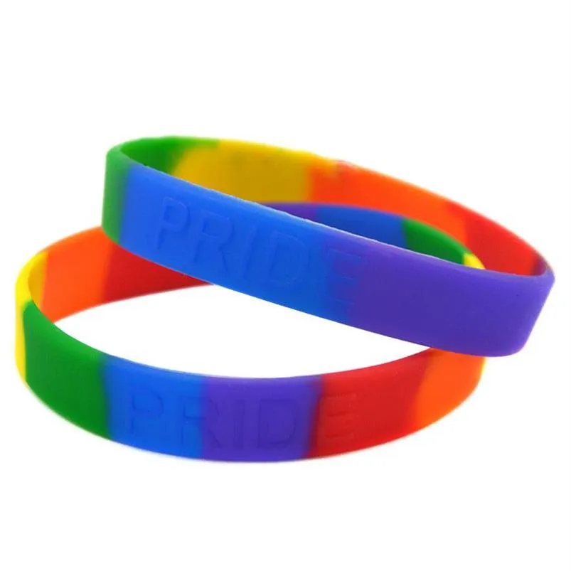 OneBandaHouse 50 Stück Lot Regenbogenfarben geprägtes Pride Silikonarmband Armband266y