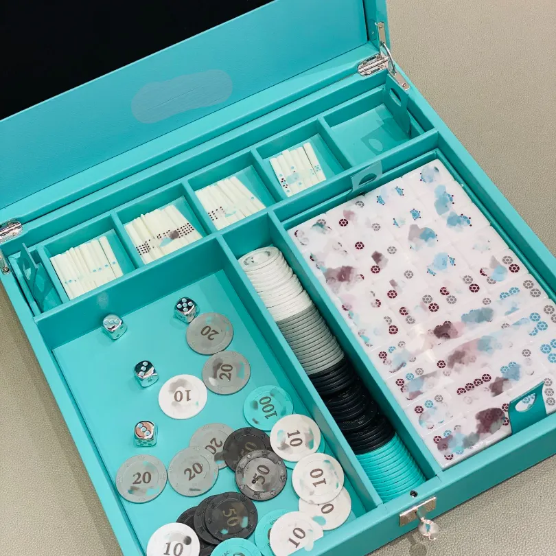 Set regalo di design Scatola in pelle con serratura Set regalo Mahjong 144 tessere Mahjong Chip a quattro colori Dadi placcati e bastoncini punteggio Set regalo festival