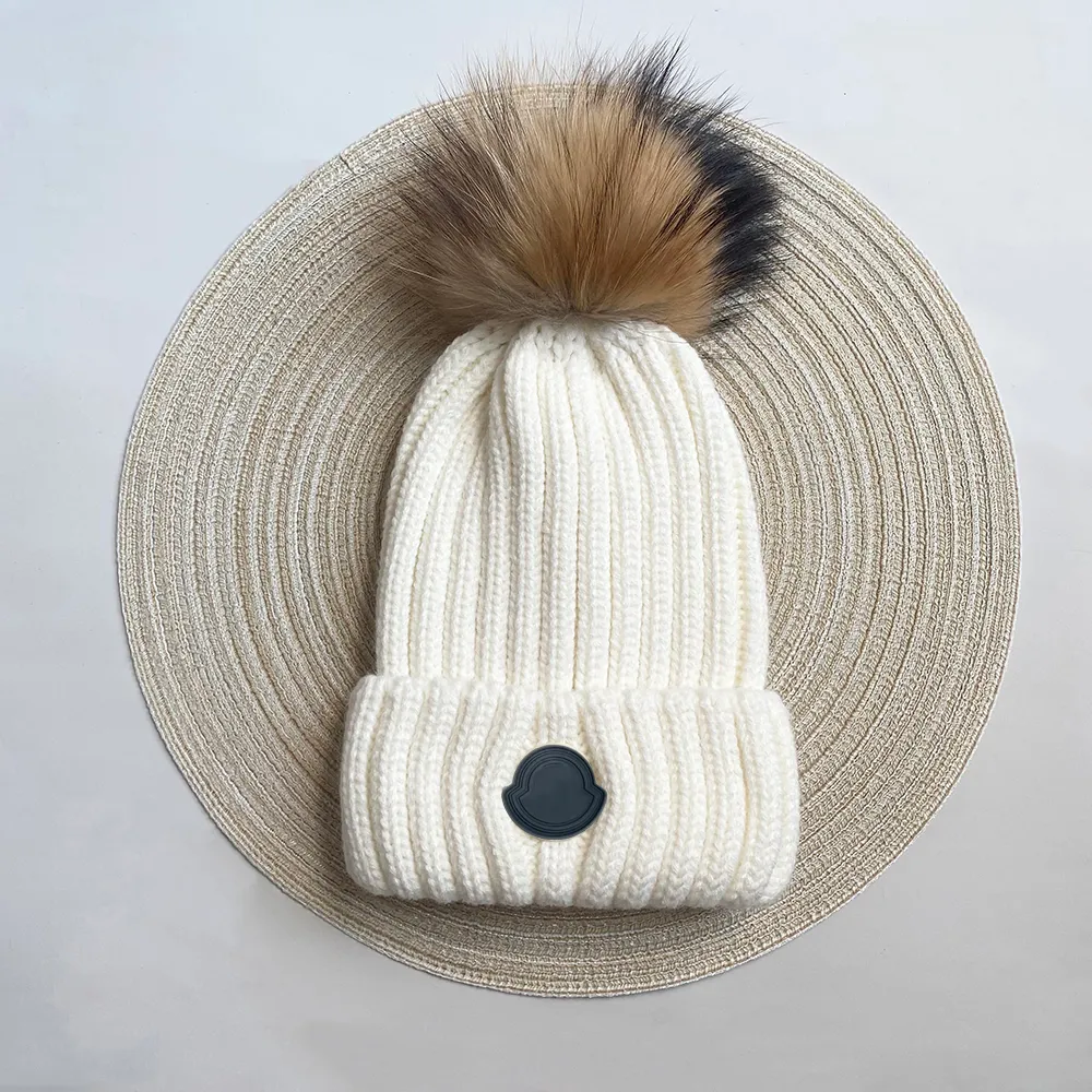 Stickad päls pom pom hatt svart silikon logotyp klassisk modedesigner skalle cap brev cap unisex hög kvalitet