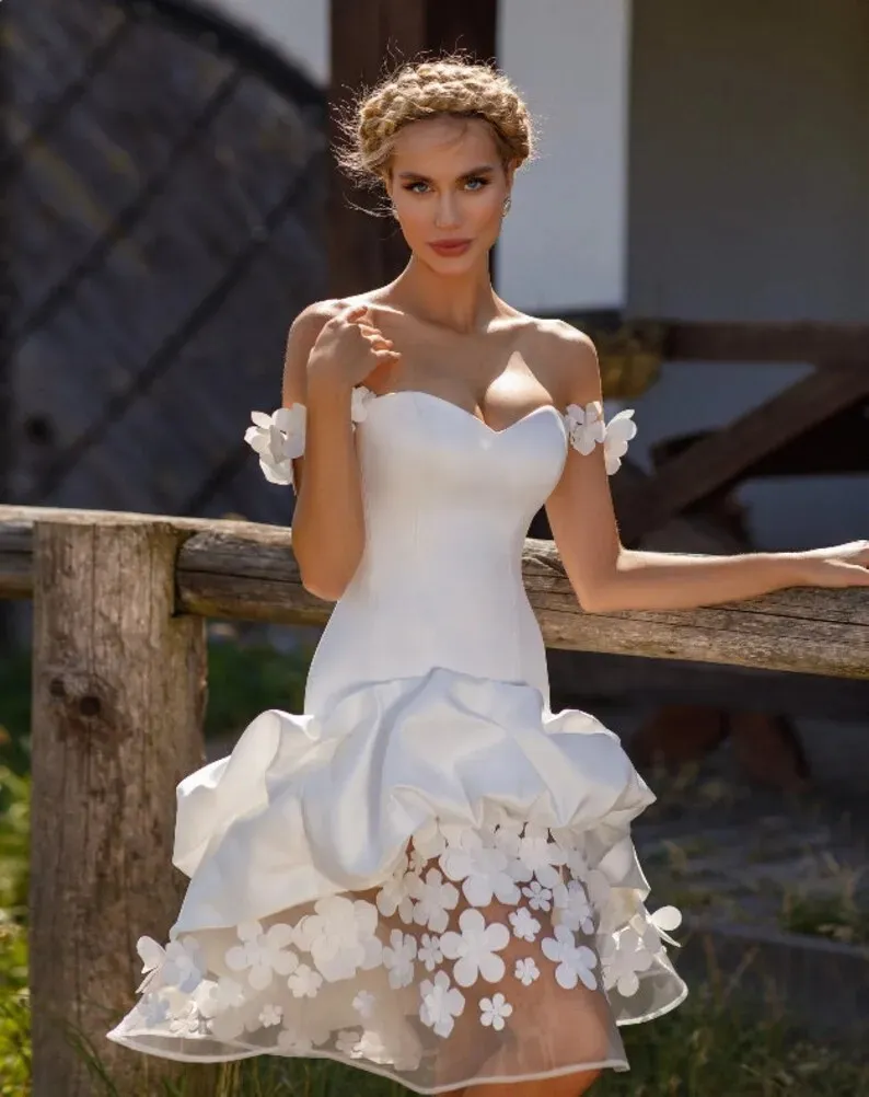 Robe de mariée bohème courte avec des appliques florales 3D froncées sur l'épaule longueur au genou robes de mariée de jardin 2024 printemps été pays robe de mariée dos à lacets