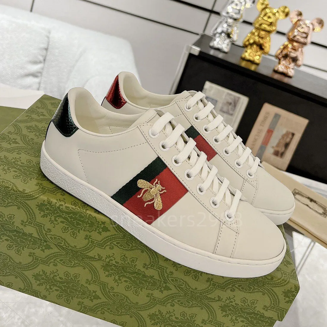 Leather Bee Sneakers Low Top Casual Shoes for Men Women Embroidered Stripes Breathable Comfortable Walking Trainers Black White Green