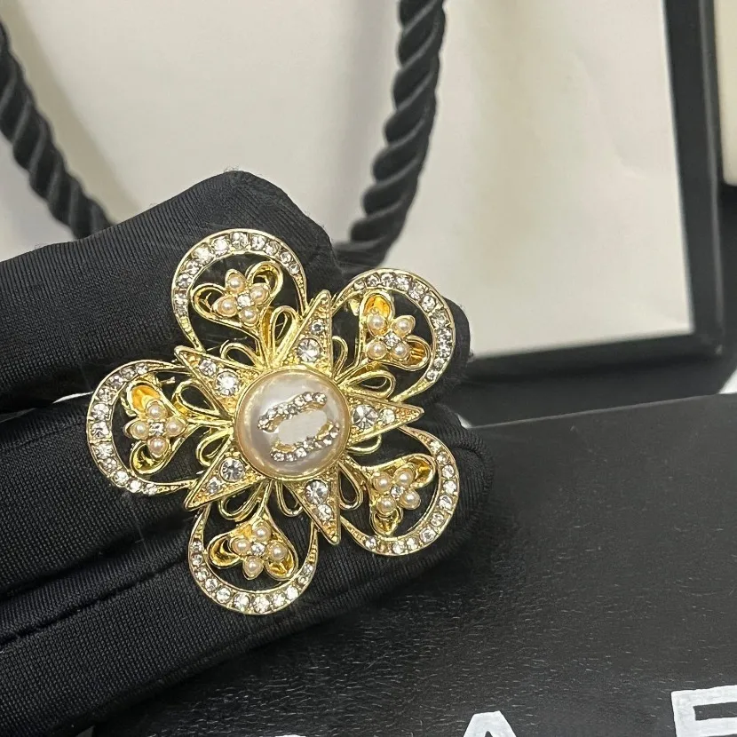 Butik tasarımcı kristal broş lüks marka altın kaplama broş yüksek kaliteli kadın düğün mücevher pimleri moda yeni stil hediye broş ile kutu