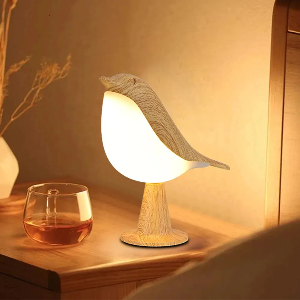 Nyhetsartiklar Modern Simple Magpie LED Bedside Lamp Small Cordless Wood Bird Night Light Touch Control Bedrum Bord Läsningslampa Heminredning 231216