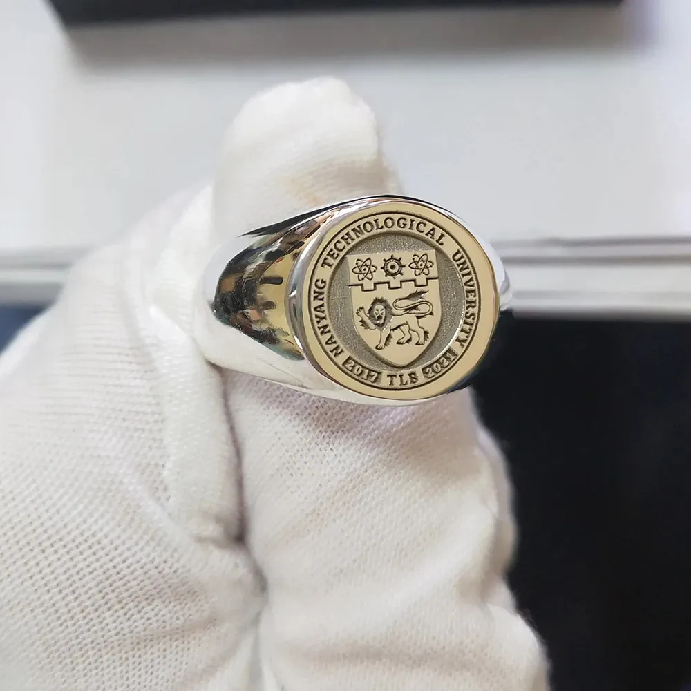 Fedi nuziali Personalizzate Personalizzate 3D Incidere 26 Lettera 15mm Anello per uomo Anello moda Anello in argento 925 per regali di famiglia 231215