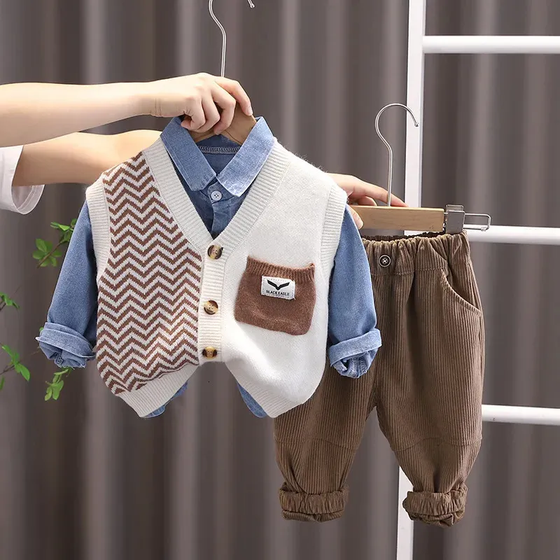 Kleidungssets Herbst Boutique Kinderkleidung Babykleidung für 9 bis 12 Monate Gestrickte ärmellose Weste Jeanshemden Hosen 3-teiliges Jungen-Outfit-Set 231215