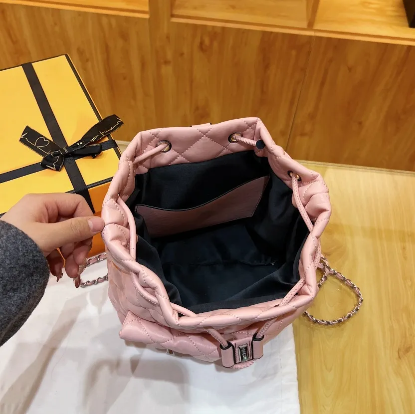 Cordon de cordon de la mode Lock Diamond Sac à dos pour les sacs de banlieue pour femmes chaîne de petits sacs à dos